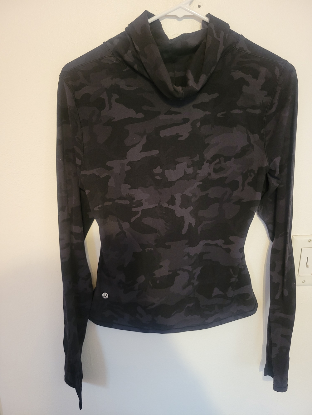 lululemon athletica Women’s Long Sleeve Black & Gray Camo Hoodie Top